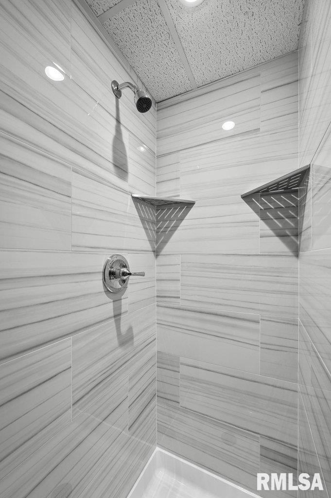 211 Eagle Ridge Road Muscatine, IA 52761 - Photo 12 of 37