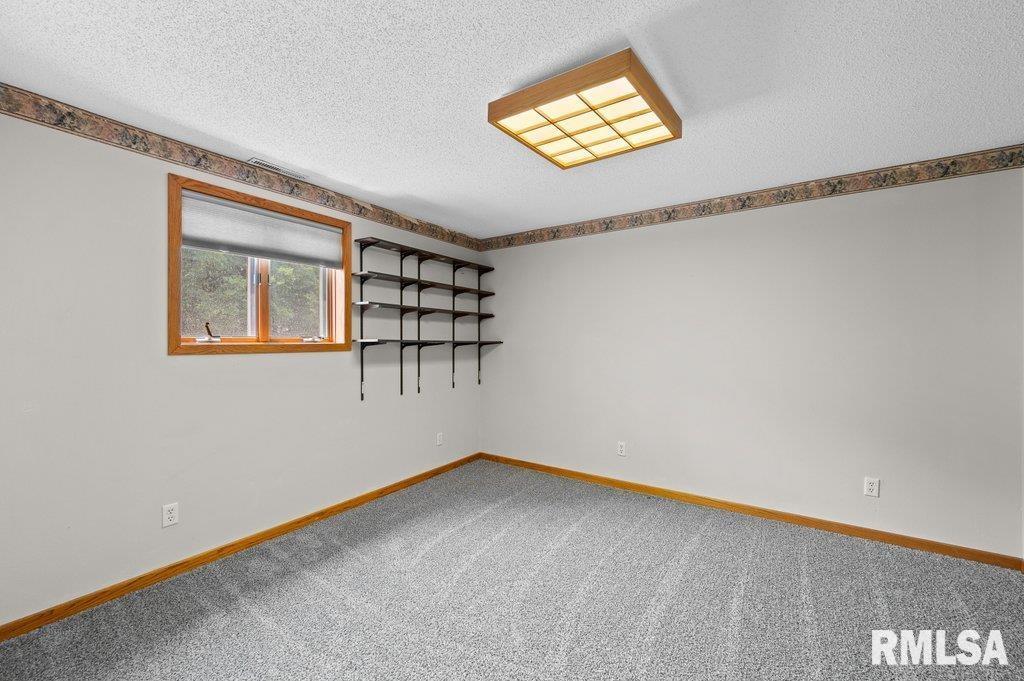 211 Eagle Ridge Road Muscatine, IA 52761 - Photo 15 of 37