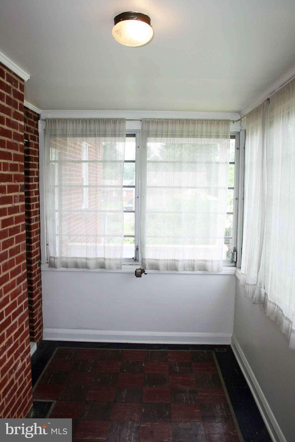 1545 Lister Road Baltimore, MD 21227 - Photo 11 of 30 SUNROOM