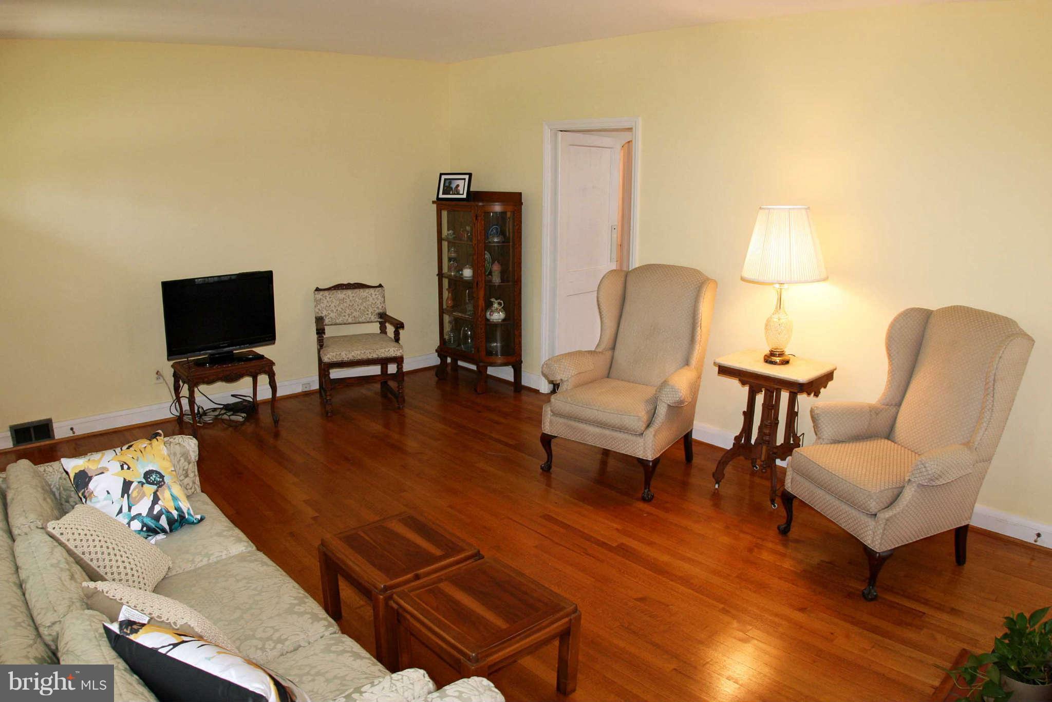 1545 Lister Road Baltimore, MD 21227 - Photo 4 of 30 Living Room