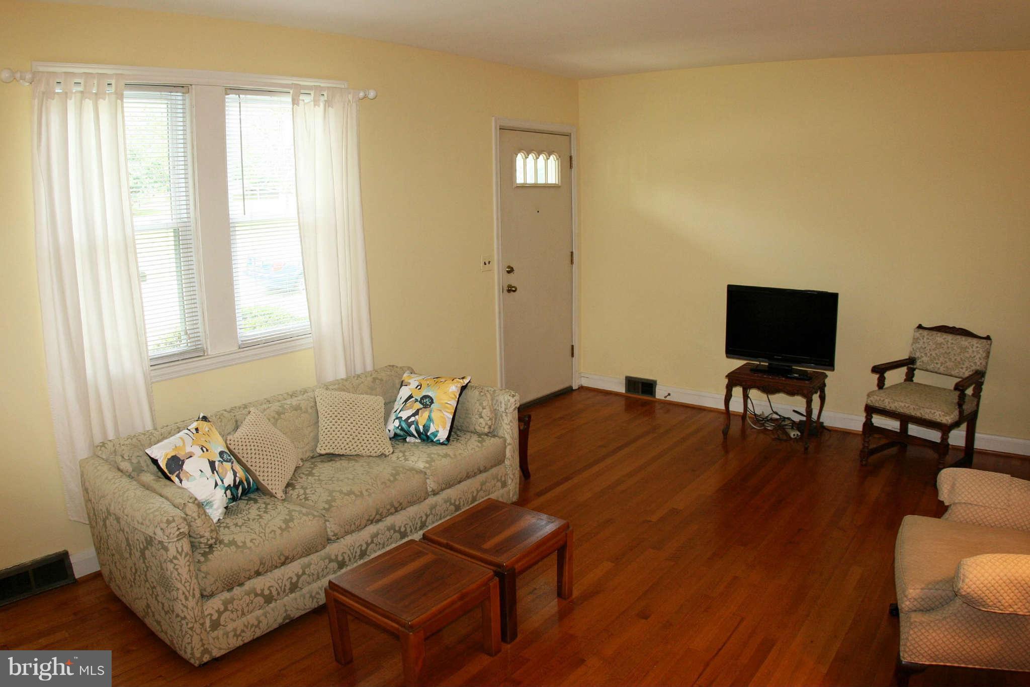 1545 Lister Road Baltimore, MD 21227 - Photo 5 of 30 Living Room