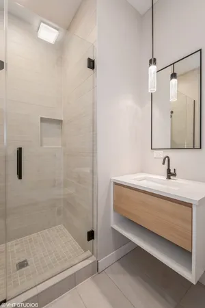 $2,095 | 4806 North Magnolia Avenue, Unit 304, Chicago, IL 60640