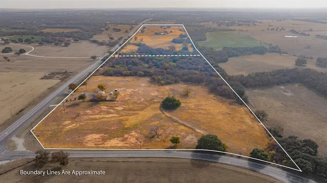 a view of a back yard of a building