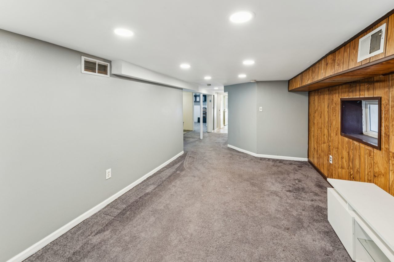 2547 Davisson Street River Grove, IL 60171 - Photo 15 of 31 a view of hallway