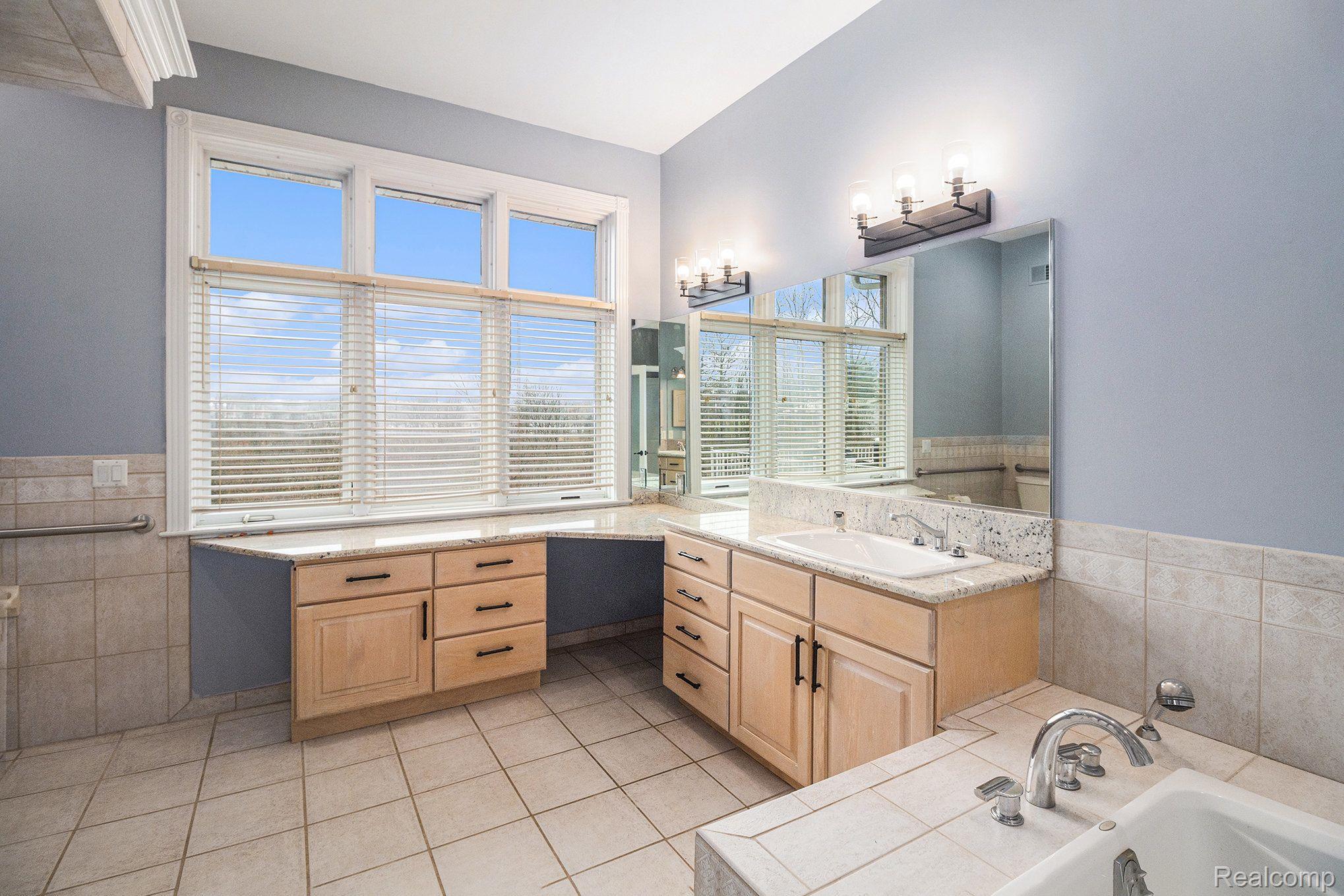 925 Maxfield Lake Road Hartland, MI 48353 - Photo 14 of 27 Gallery Image 14
