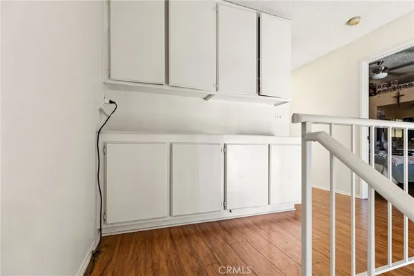 a bed room with a bed and a closet