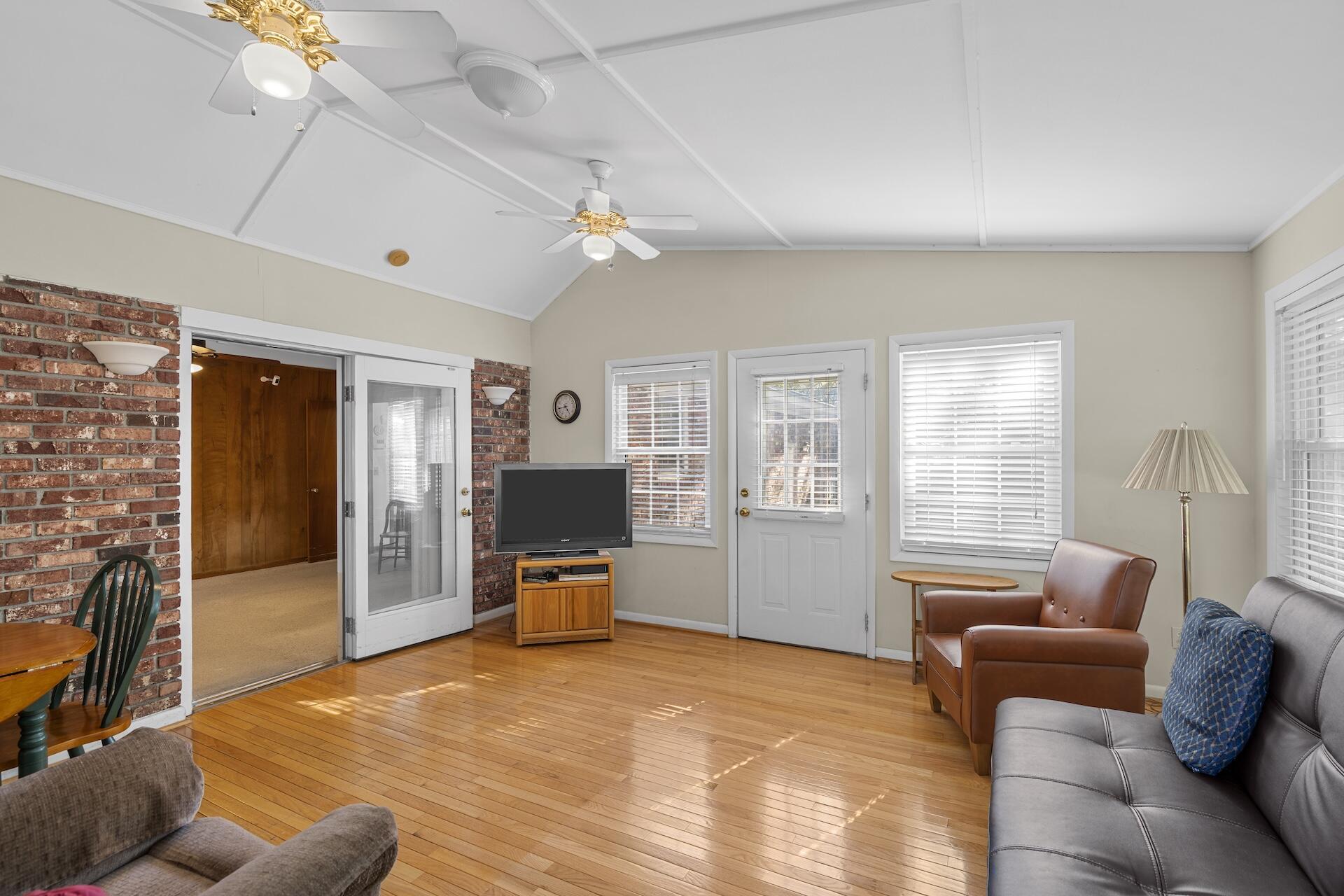 1318 New Castle Street Charleston, SC 29407 - Photo 15 of 29 Sun Room
