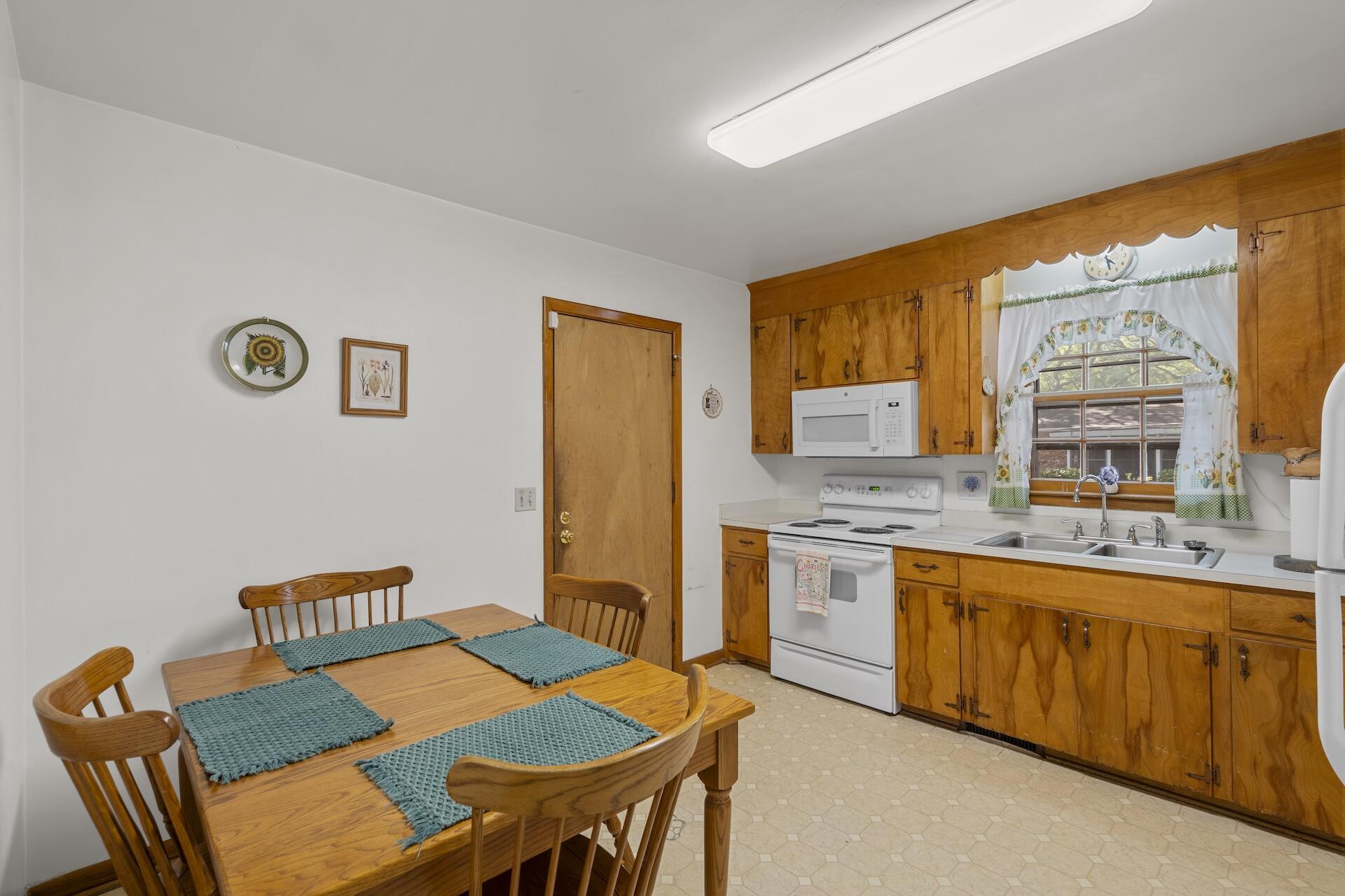 1318 New Castle Street Charleston, SC 29407 - Photo 9 of 29 Eat in Kitchen