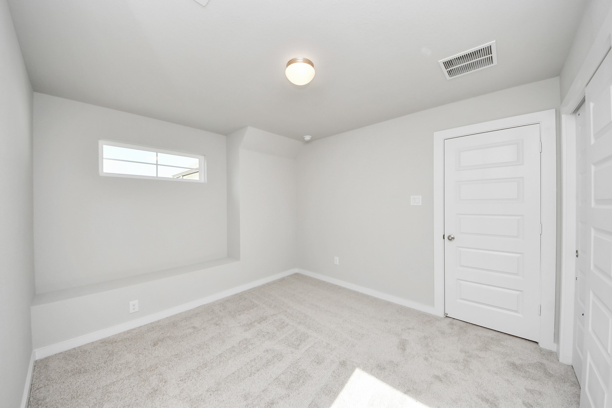 2946 Burris Park Drive Spring, TX 77373 - Photo 27 of 37 an empty room with windows and closet