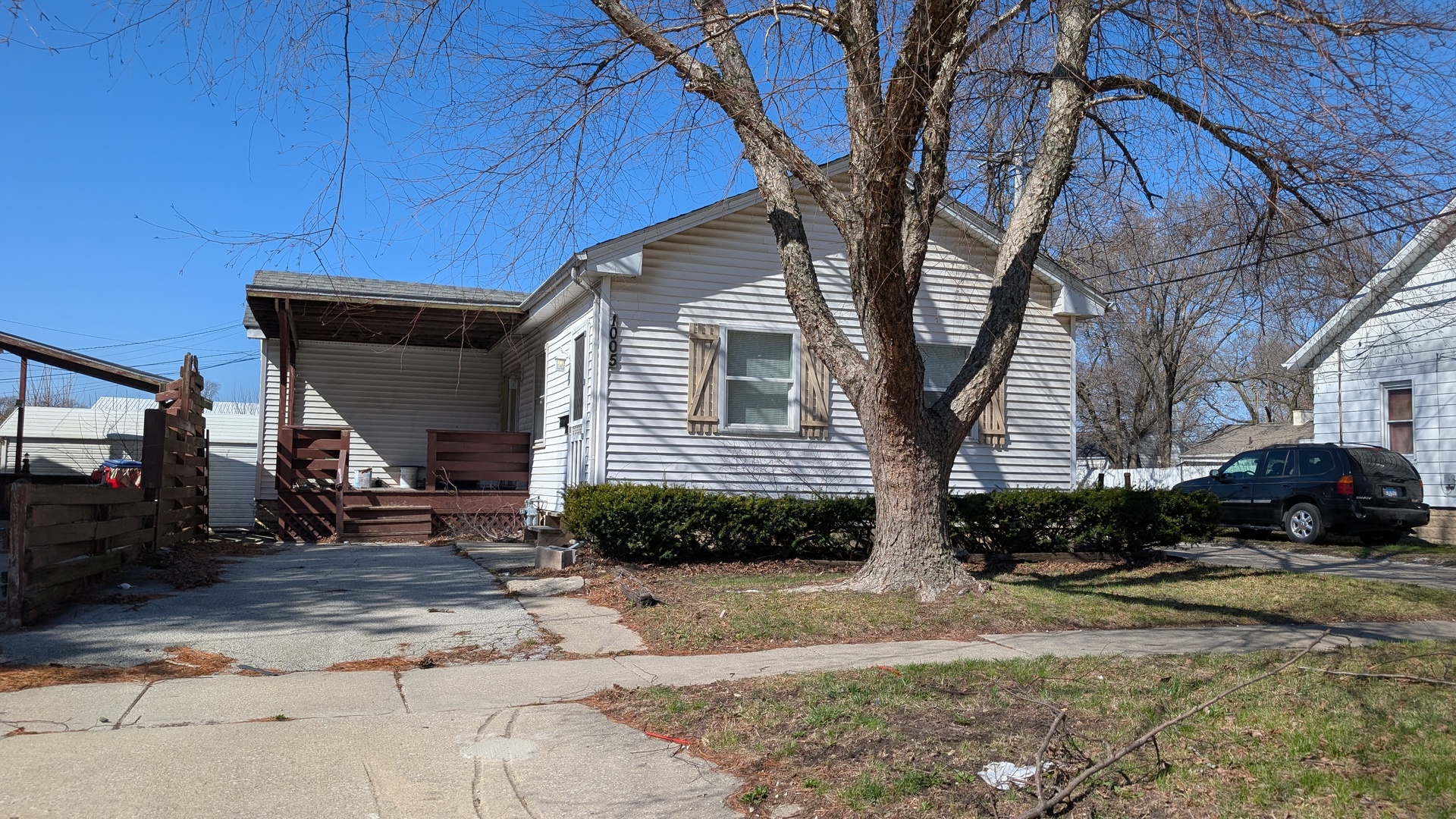 911 North Elm Street Champaign, IL 61820 - Photo 3 of 4 a front view of a house with garden