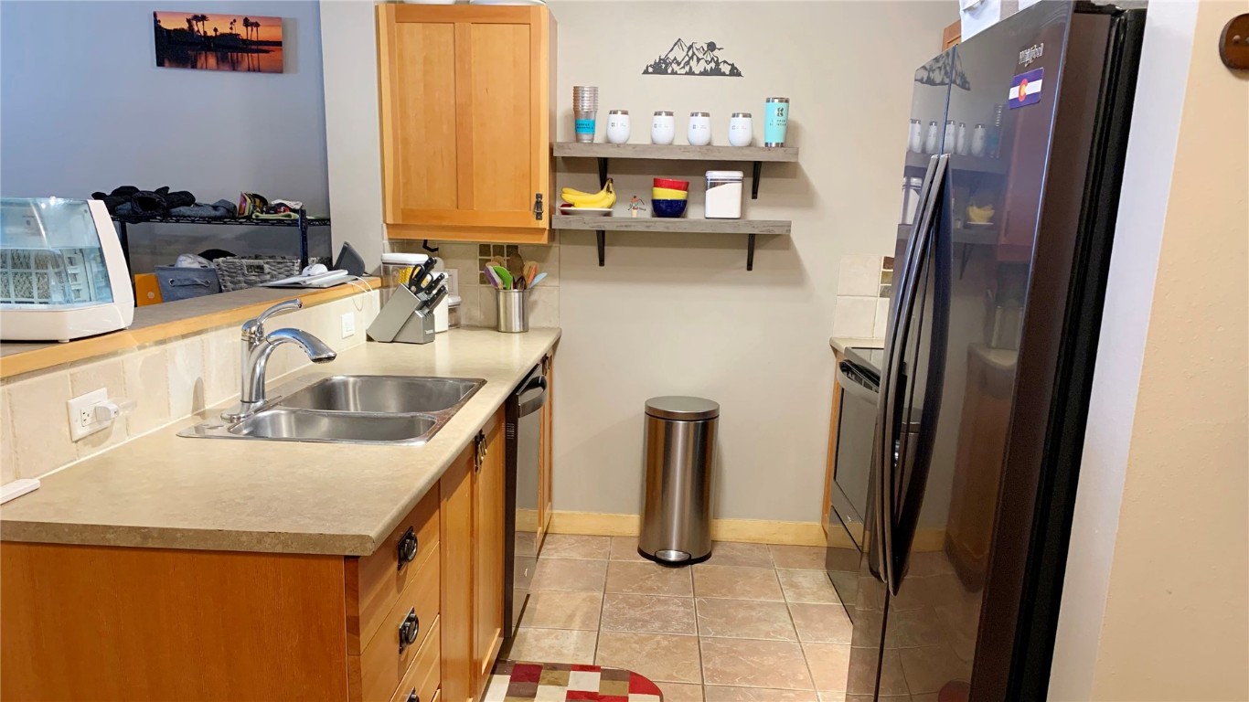 910 Copper Road, Unit 122 Copper Mountain, CO 80443 - Photo 5 of 25 a kitchen with refrigerator and window