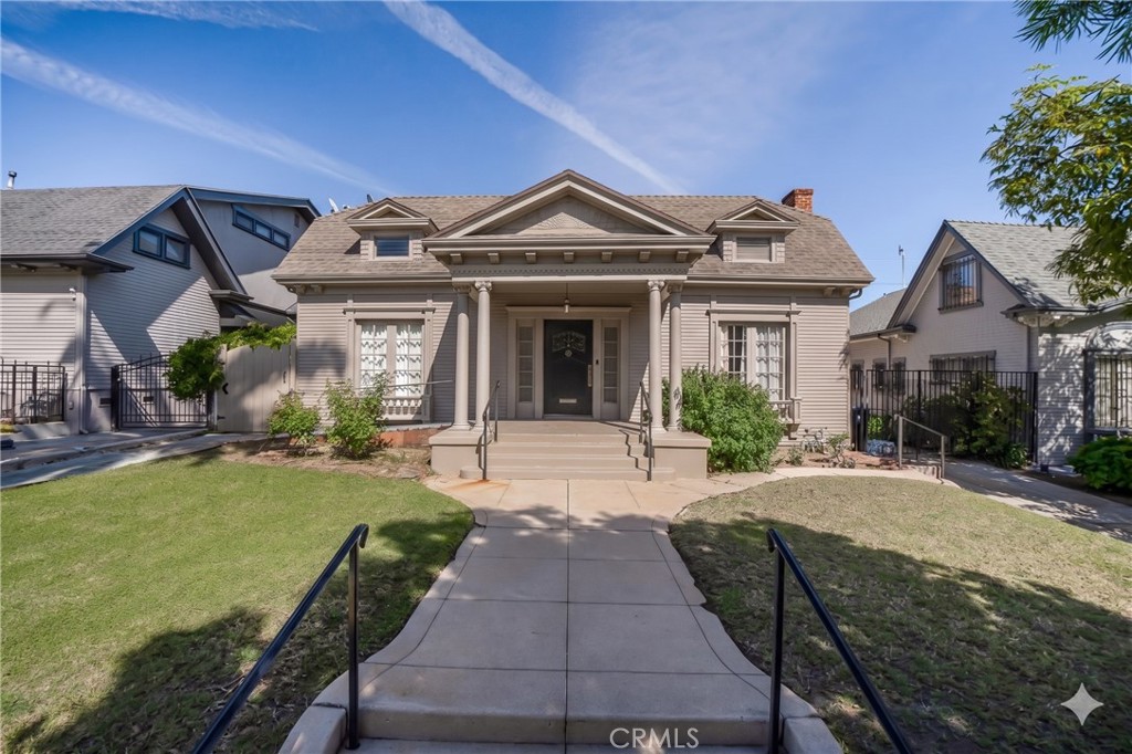 122 North Ridgewood Place Los Angeles, CA 90004 - Photo 1 of 43