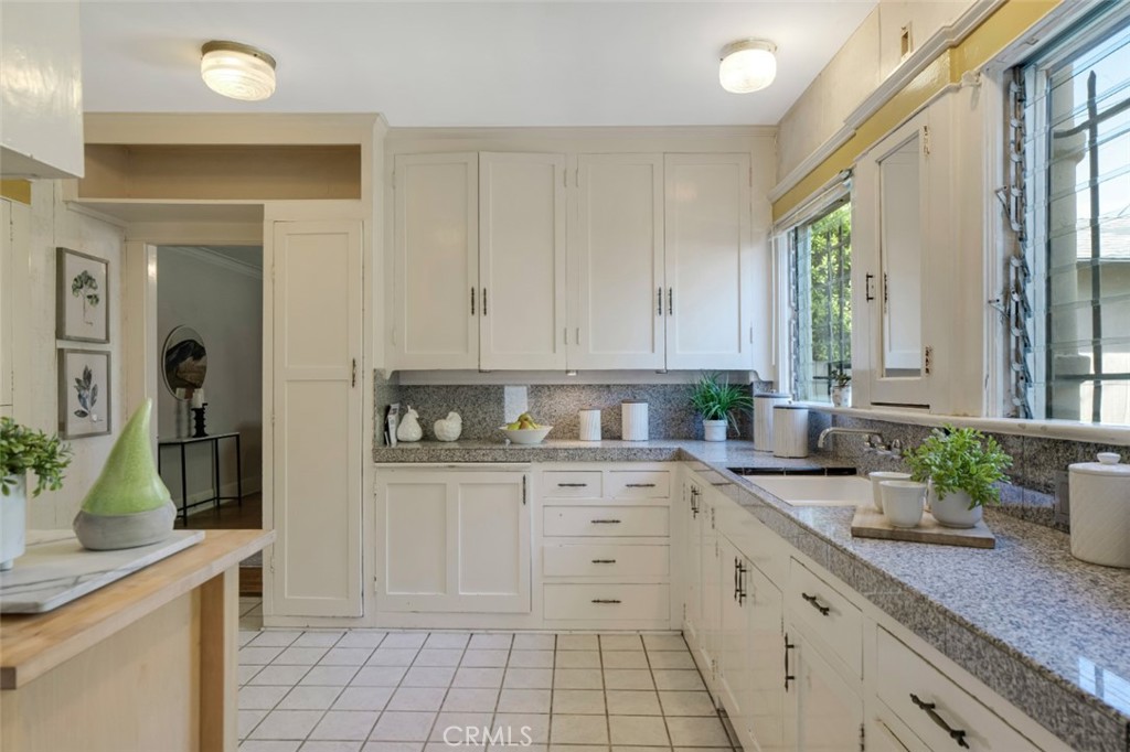 122 North Ridgewood Place Los Angeles, CA 90004 - Photo 11 of 43
