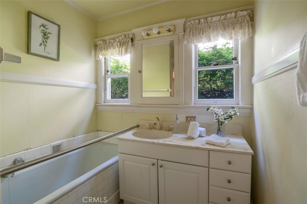 122 North Ridgewood Place Los Angeles, CA 90004 - Photo 19 of 43