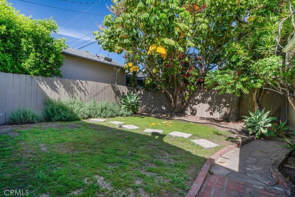122 North Ridgewood Place Los Angeles, CA 90004 - Photo 40 of 43