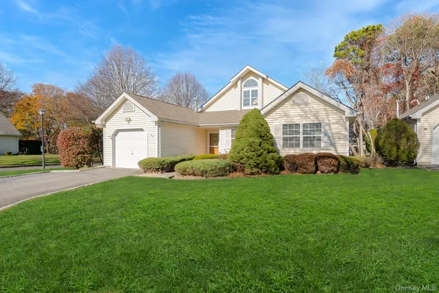 a view of a house with backyard and garden