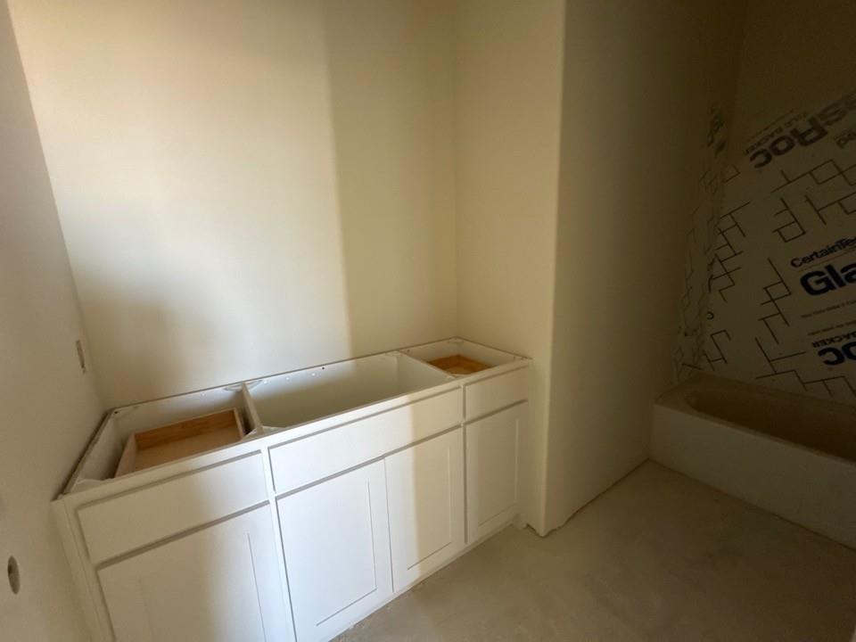 114 Brandywine Trail Rhome, TX 76078 - Photo 4 of 17 a utility room with dryer and washer