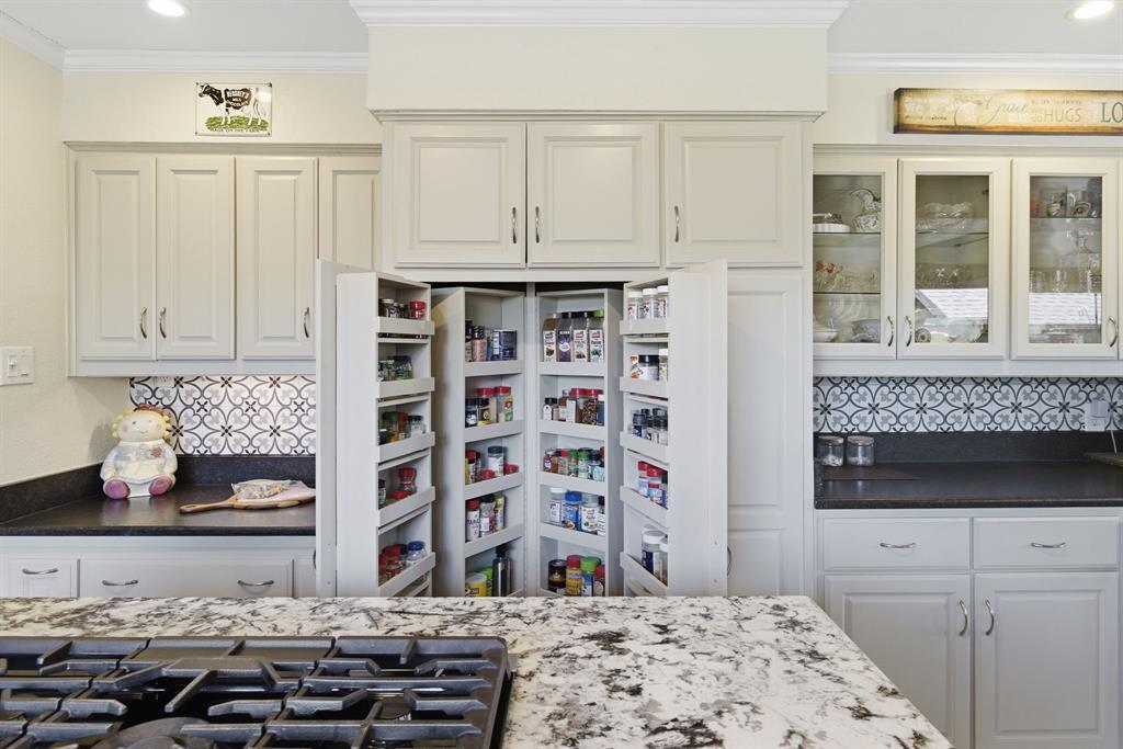 905 Crowley Road Arlington, TX 76012 - Photo 12 of 40
