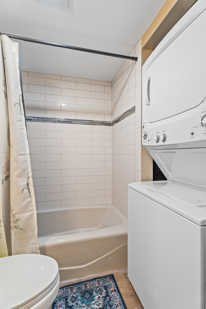 730 Briar Hill Lane, Unit 1 Addison, IL 60101 - Photo 13 of 16 a bathroom with a bathtub and a toilet