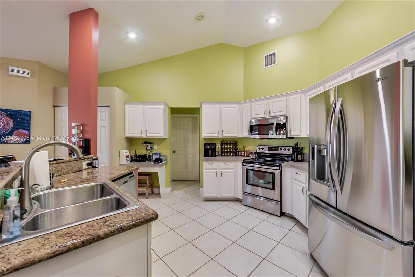 3340 Overlook Road Davie, FL 33328 - Photo 14 of 48 Gallery Image 14