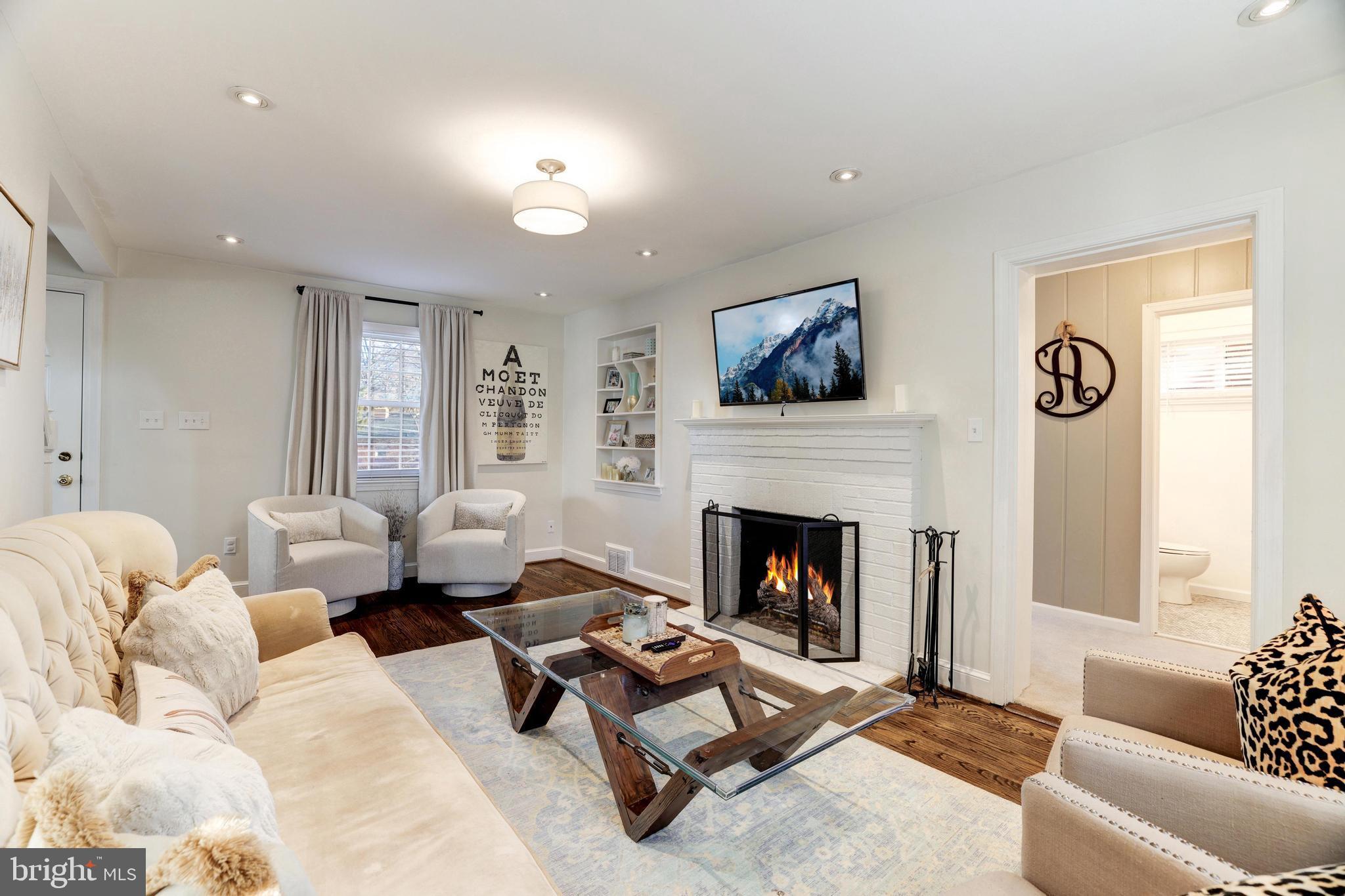10018 Greenock Road Silver Spring, MD 20901 - Photo 4 of 22 Living Room