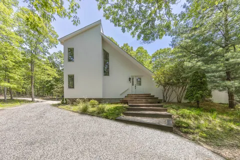 $1,795,000 | 147 Sycamore Drive, East Hampton, NY 11937