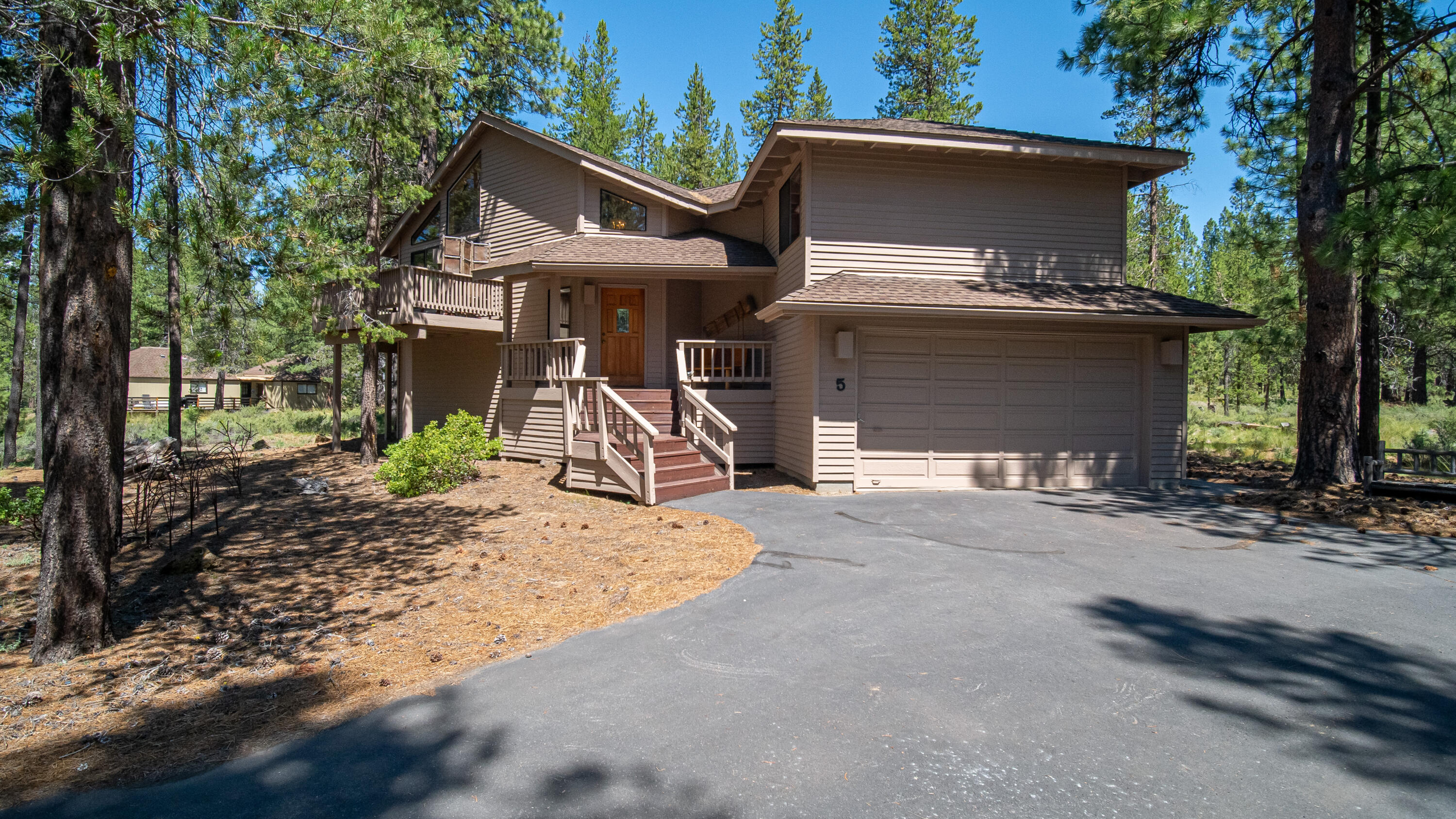 Overlooking the one of the largest common areas within the Resort, 5 Rhododendron has 4 bedrooms and 3.5 baths and is in an ideal location close the SHARC and The Village.