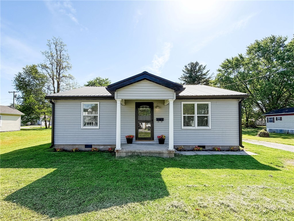 112 Northwest 4th Street Casey, IL 62420 - Photo 1 of 34