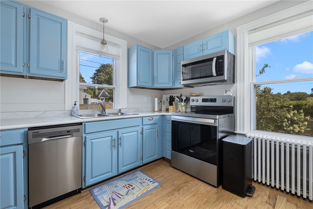 10 Eustis Avenue Newport, RI 02840 - Photo 18 of 48 New microwave and stove.