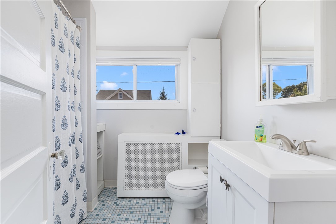 10 Eustis Avenue Newport, RI 02840 - Photo 28 of 48 New tub/shower surround.