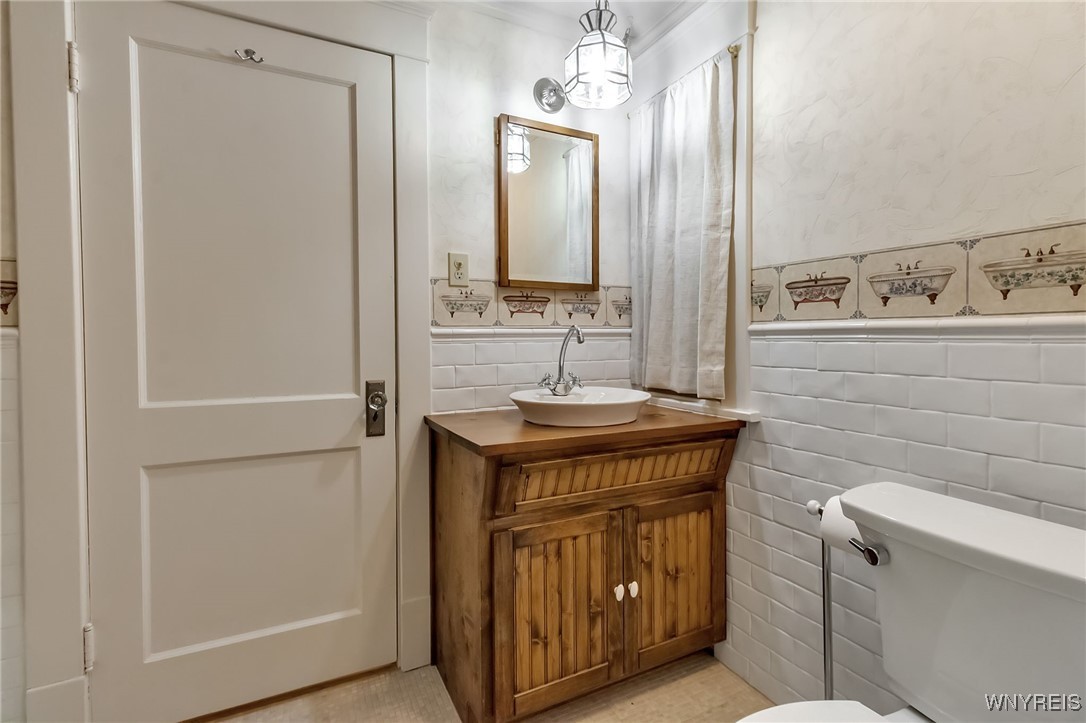 2271 Bullis Road Elma, NY 14059 - Photo 34 of 50 Jack and Jill Bathroom