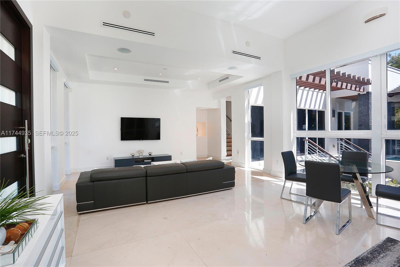 573 Warren Lane Key Biscayne, FL 33149 - Photo 3 of 35 Photo 3