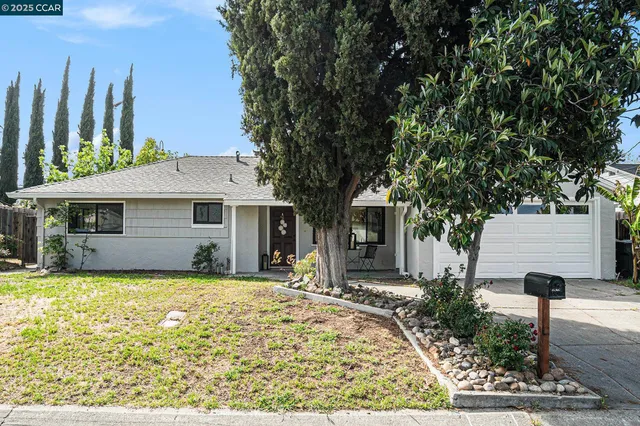 a view of a house with a yard