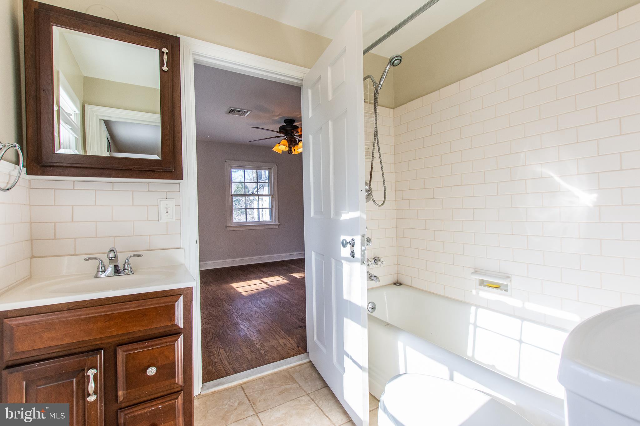 906 Overbrook Road Wilmington, DE 19807 - Photo 28 of 40 Shared Bath between Rear Bedrooms