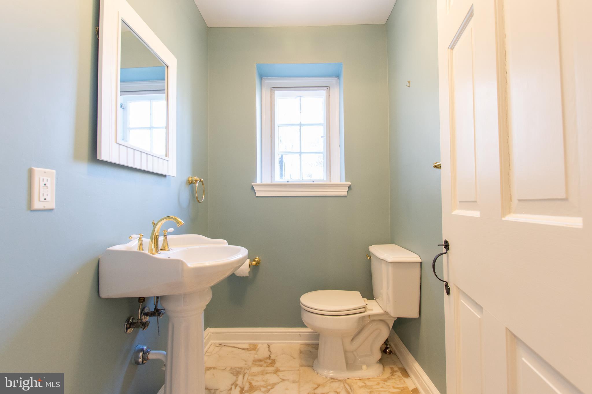 906 Overbrook Road Wilmington, DE 19807 - Photo 5 of 40 First Floor Powder Room