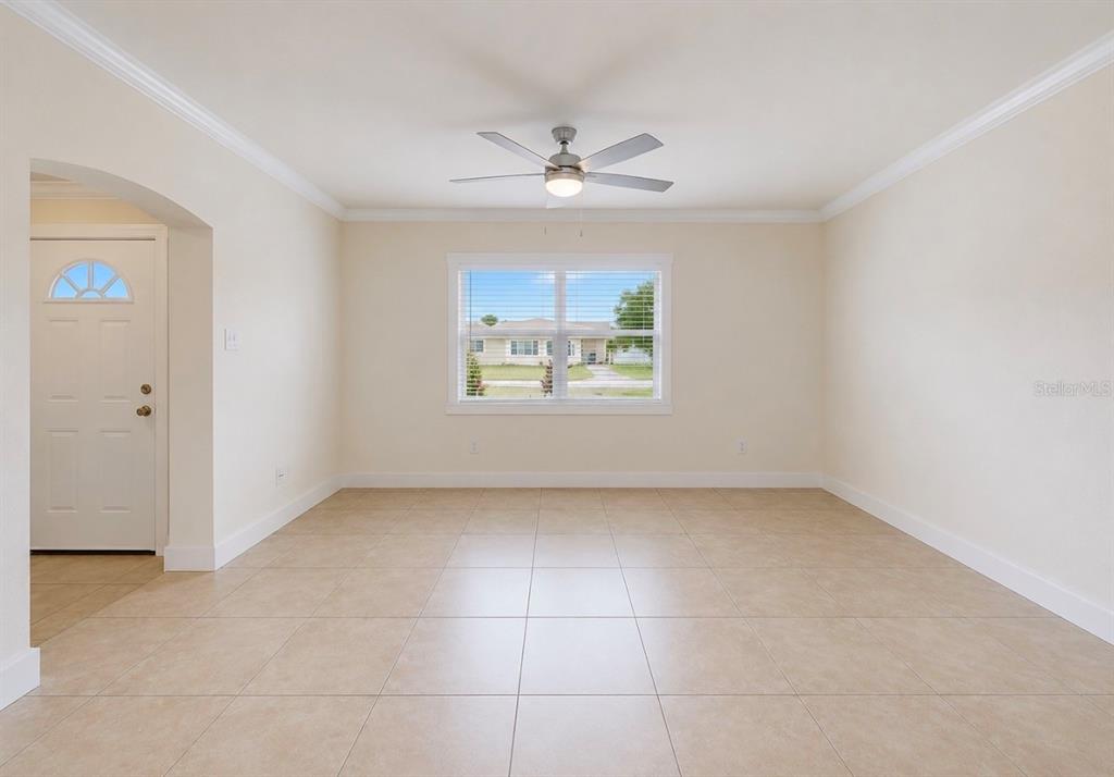 404 12th Street Southwest Ruskin, FL 33570 - Photo 6 of 49