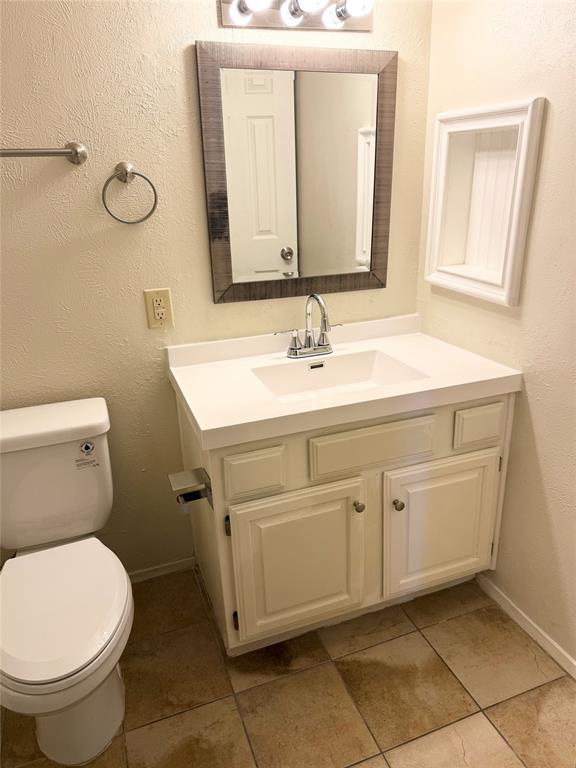 11450 Audelia Road, Unit 304 Dallas, TX 75243 - Photo 8 of 9 a bathroom with a toilet sink and mirror