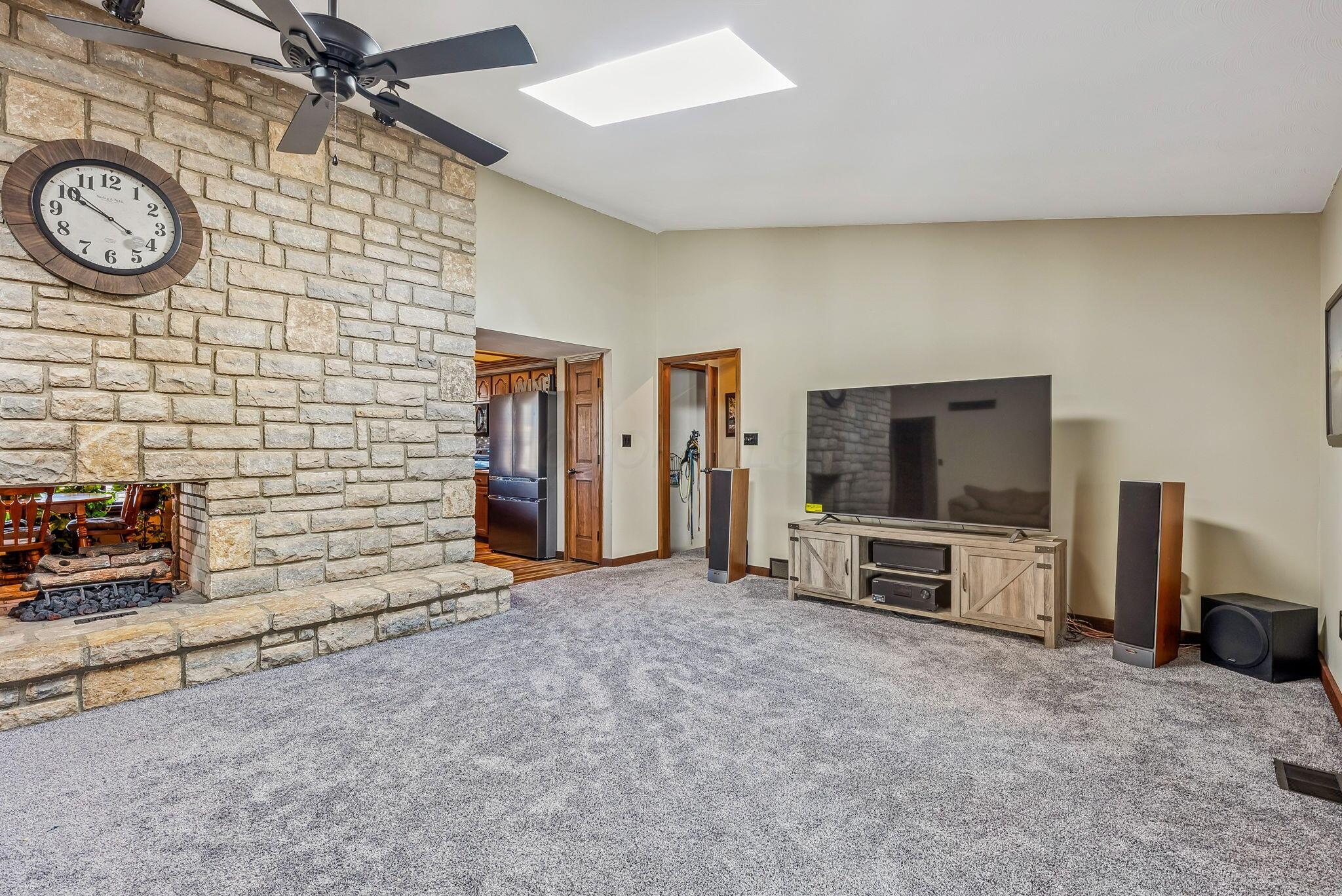588 Country Club Road Columbus, OH 43213 - Photo 16 of 48 Livingroom 3 CC