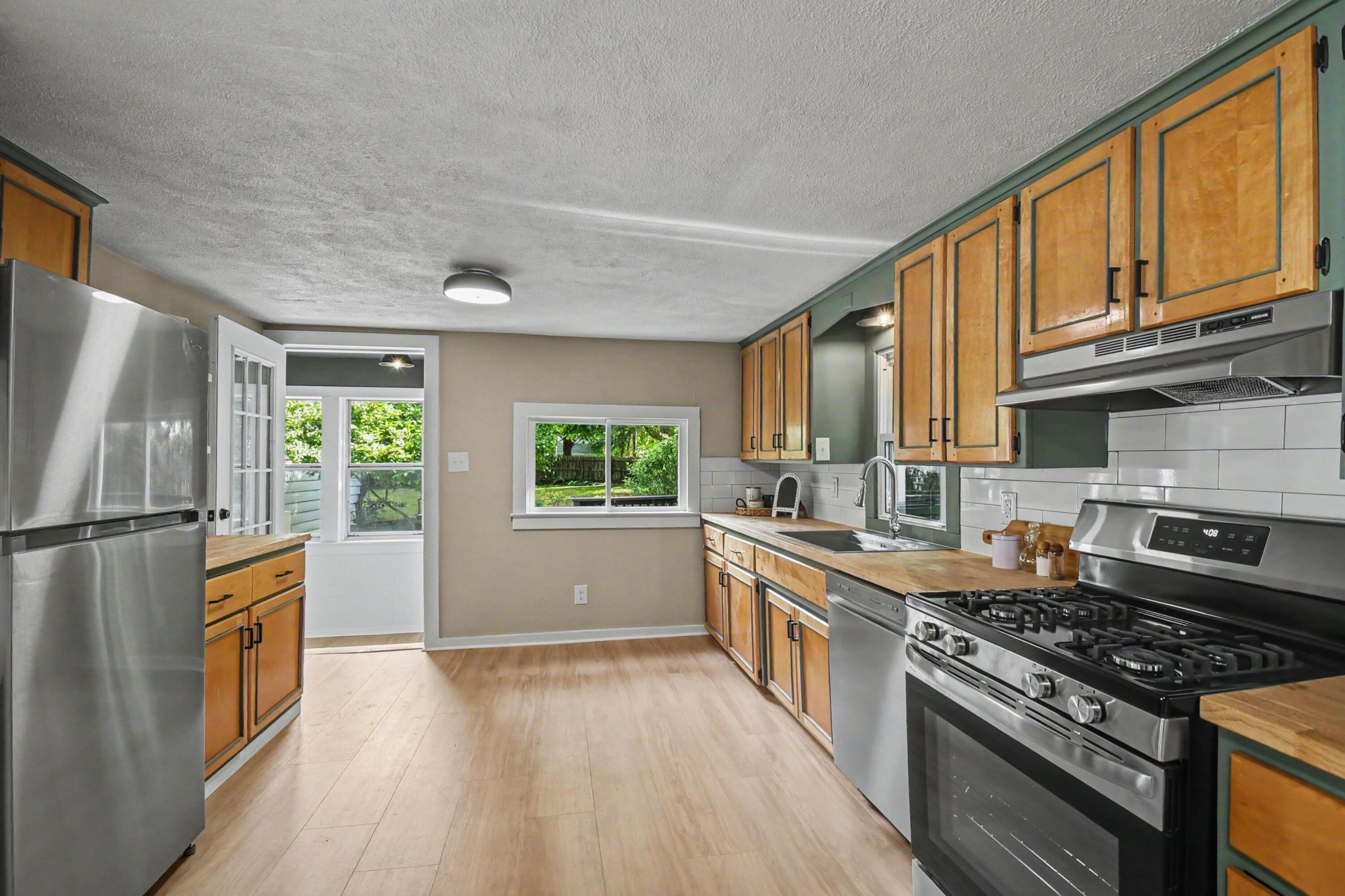 523 West Maple Street Wayland, MI 49348 - Photo 11 of 27 010_file_6066