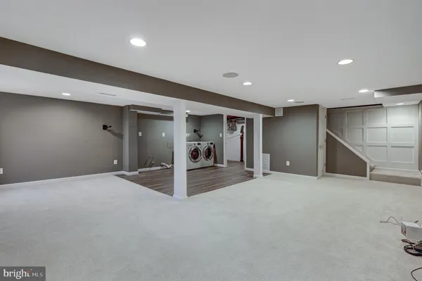 a view of a big room with closet and windows
