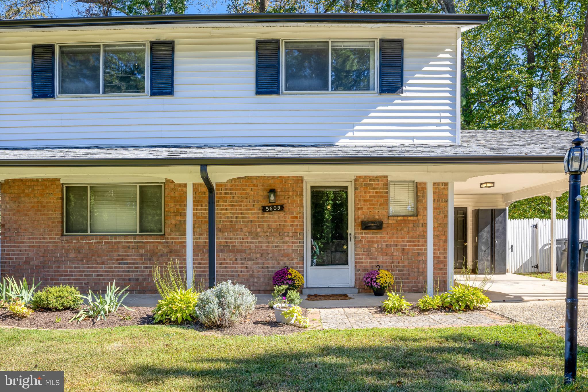 5609 Rolling Road Springfield, VA 22151 - Photo 4 of 42 Charming two-story home with inviting entrance.