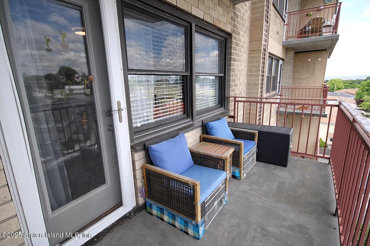 1000 Clove Road, Unit 7G Staten Island, NY 10301 - Photo 10 of 16 a outdoor living with furniture