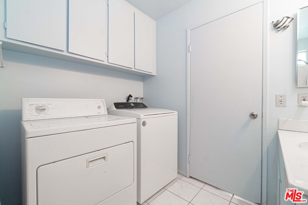 724 Anzac Circle Compton, CA 90220 - Photo 8 of 16 a utility room with dryer and washer