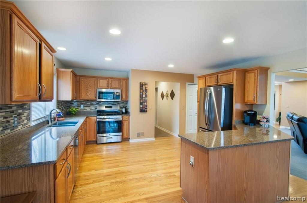 1934 South Shore Drive Rochester Hills, MI 48307 - Photo 10 of 42
