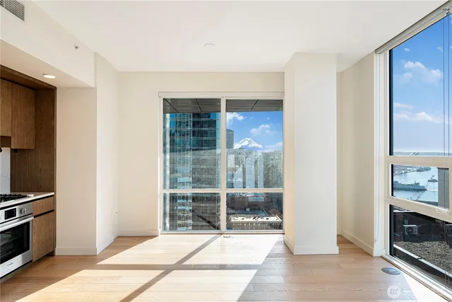 $1,060,000 | 121 Stewart Street, Unit 1605, Seattle, WA 98101