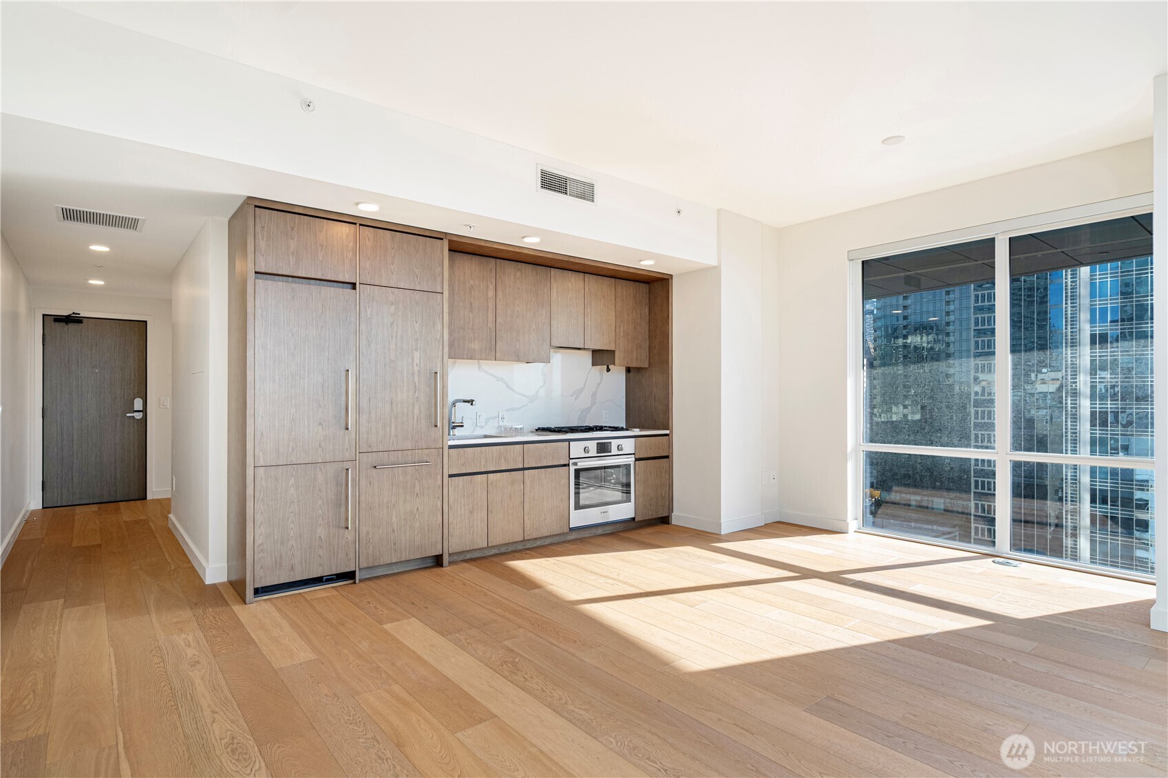 121 Stewart Street, Unit 1605 Seattle, WA 98101 - Photo 8 of 38 a kitchen with a stove a refrigerator and a sink