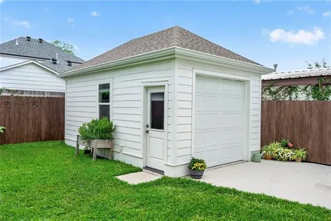 $1,199,000 | 11 Metairie Court, Metairie, LA 70001