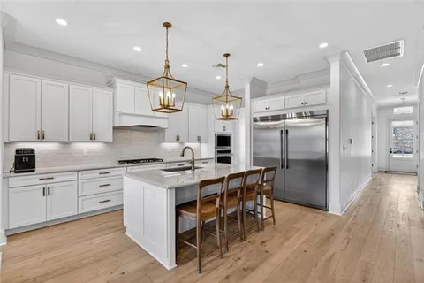 $1,199,000 | 11 Metairie Court, Metairie, LA 70001