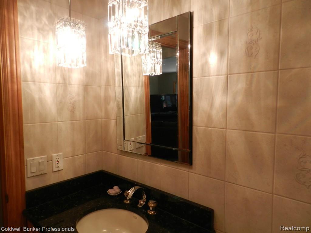 5720 Lost Lane Rochester, MI 48306 - Photo 18 of 42 DSCN1341.jpg