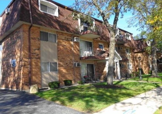 10440 South Ridgeland Avenue, Unit 5 Chicago Ridge, IL 60415 - Photo 2 of 27 a front view of a building with garden